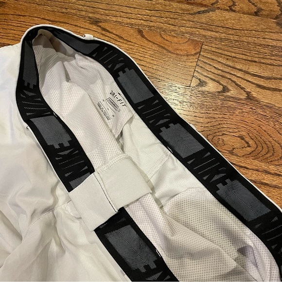 Nike Golf Men's Classic Gray/Beige Shorts - Picture 5 of 5